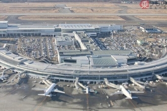 新千歳空港に「珍客」降臨 「普段見るはずのない赤い翼」 旅客機ですら珍しいのに「まさか！」の内容とは