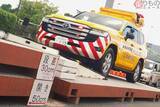 「道路に段差、ひび割れ、横転車… 大地震後に「たちまち車が通れるようにする訓練」首都高が公開 放置車両はこう運ばれる！」の画像1