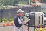 「道路に段差、ひび割れ、横転車… 大地震後に「たちまち車が通れるようにする訓練」首都高が公開 放置車両はこう運ばれる！」の画像2