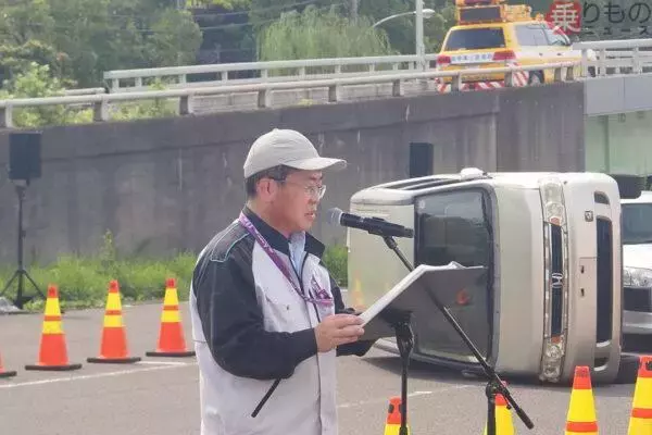 「道路に段差、ひび割れ、横転車… 大地震後に「たちまち車が通れるようにする訓練」首都高が公開 放置車両はこう運ばれる！」の画像
