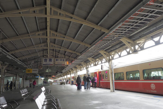 歴史的ホームから列車が消える…！ 白亜の日本統治時代駅舎が足場だらけに 「見納め秒読みの光景」を記録