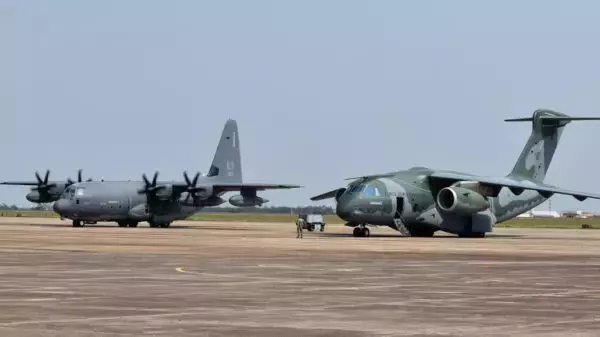 ボロボロ!?「海自唯一の4発輸送機」後継はどれに？ 本命・国産・南米の新星・大穴まで 間もなく動き出す “次期輸送機レース” の行方