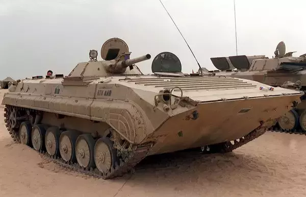 お尻にドーンと燃料タンク？ ウクライナも使うBMP-1歩兵戦闘車の大胆発想とは