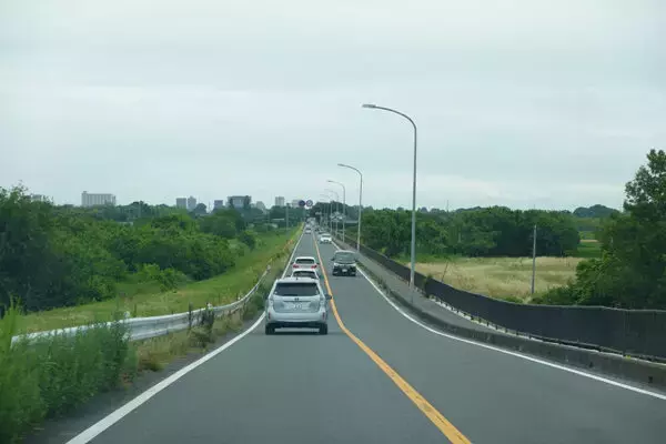 「川幅日本一」を貫く県道が大変貌中!? 高崎線エリアと東上線エリアを結ぶ幹線道路「4車線化」まもなく交通切り替えも 実は今後の超重要道路！