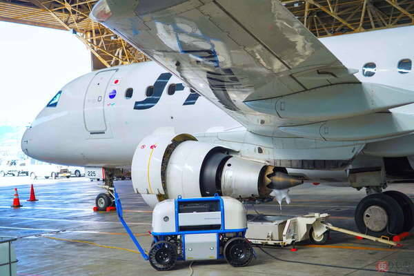 旅客機「エンジンを泡洗浄」でなぜ燃費UP？JALが国内初導入 超ナルホドなその効果