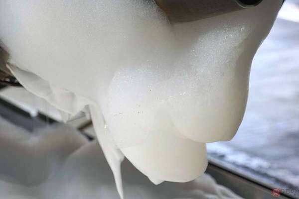 旅客機「エンジンを泡洗浄」でなぜ燃費UP？JALが国内初導入 超ナルホドなその効果