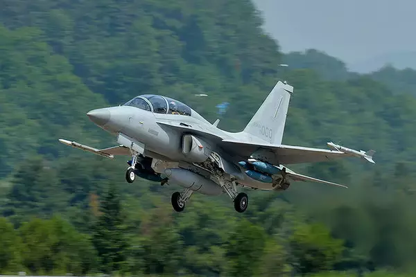 ポーランド、韓国から戦闘機FA-50も“爆買い”のナゼ ウクライナとドイツのはざまで