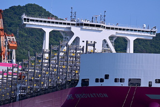 なんというデカさ…日本で竣工「世界最大級のコンテナ船」 デカすぎて日本に帰ってこれません!?