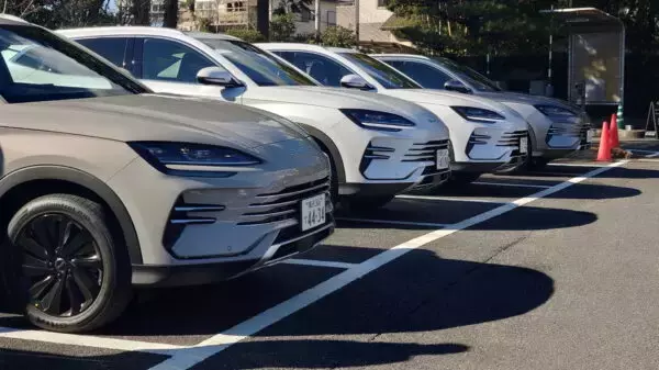 航続距離は1200km、価格は“マジかよ…!!” 日本初登場「ガソリンでも走るBYD新型」に乗った