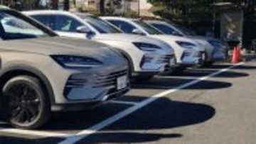 航続距離は1200km、価格は“マジかよ…!!” 日本初登場「ガソリンでも走るBYD新型」に乗った