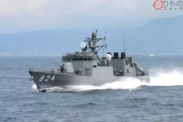 海自の「最速艦艇」と「最新艦艇」が至近距離で交差！ 公式が公開した珍しい映像に「これはカッコイイ」の声