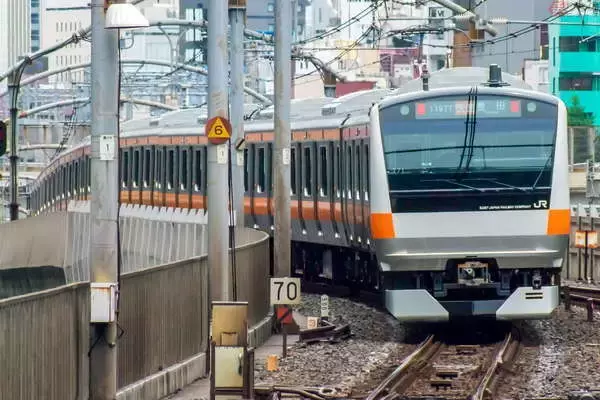 新宿駅と東京駅、どっちが家賃安い？ 中央線＝「西に行くほど安く」ならない！ 駅の家賃ランキング驚きの結果に!?