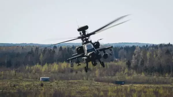 最強の攻撃ヘリ「アパッチ」に無人の“忠実な僚機”を！ 英軍の次世代ドローン計画が本格始動  2030年の配備を目指す