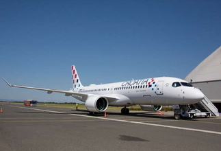 「最新鋭旅客機A220」がまさかの“暴走”！ “滑走路脇の芝生へ突っ込む”衝撃の瞬間を航空機追跡サイトが公開
