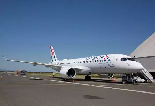 「最新鋭旅客機A220」がまさかの“暴走”！ “滑走路脇の芝生へ突っ込む”衝撃の瞬間を航空機追跡サイトが公開