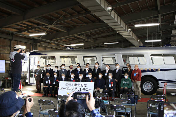 60年前の大型“3軸”レトロバス復活！「三菱MR430」のべ千人で奇跡の復元 加速いいぞ…！