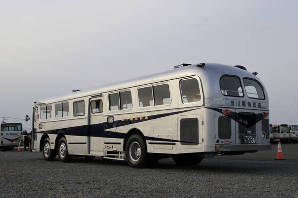 60年前の大型“3軸”レトロバス復活！「三菱MR430」のべ千人で奇跡の復元 加速いいぞ…！