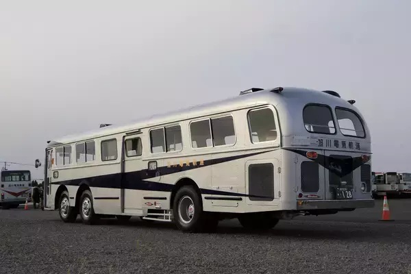 「60年前の大型“3軸”レトロバス復活！「三菱MR430」のべ千人で奇跡の復元 加速いいぞ…！」の画像