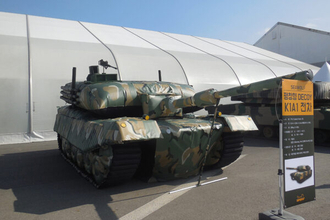 自衛隊が「ニセ兵器」本格導入へ! 今もダマせてしまう軍用「かかし」!? 納入先が「川崎重工」のナゼ