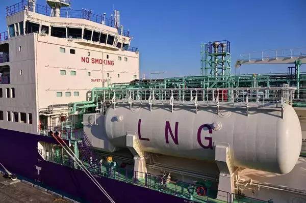 甲板に巨大な「柱」が!? 横浜大さん橋に現れた「異形の船」の正体 運ぶのは“世界の邪魔者!?”