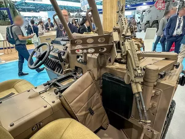 「なぜ自衛隊は“民生車”で、フランス軍は専用設計なのか？ 同じ軍用バギーでも違う考え方とは」の画像
