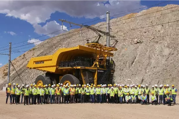 「おいパンタグラフついてるぞ 鉱山の超大型ダンプトラック「電車化」？ 架線レス走行も実現」の画像