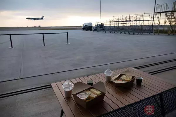 「「今日は空港の格納庫に泊まります」現実に!? 前代未聞「格納庫キャンプ」を体験したら「あれ？イイぞ!?」」の画像