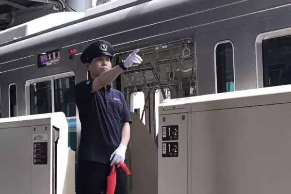 従来の制服が「逆に見苦しく見えているのでは」 小田急が「ポロシャツ制服」を導入する切実な理由 ユニクロとタッグ
