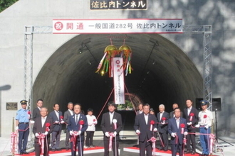 奥羽山脈を越える「117kmの国道」に新トンネル完成！ 高速・国道・鉄道並行の“狭い難所”を回避！ 14年越しの開通
