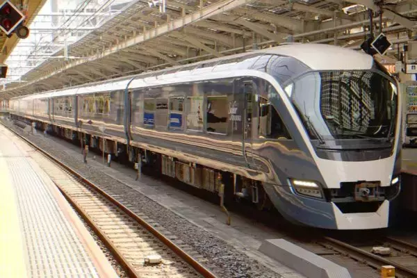 「これもグリーン車!?」 JR東日本「サフィール踊り子」の“標準席”が豪華すぎる！ 全車両が「スーパービュー超え」の快適空間