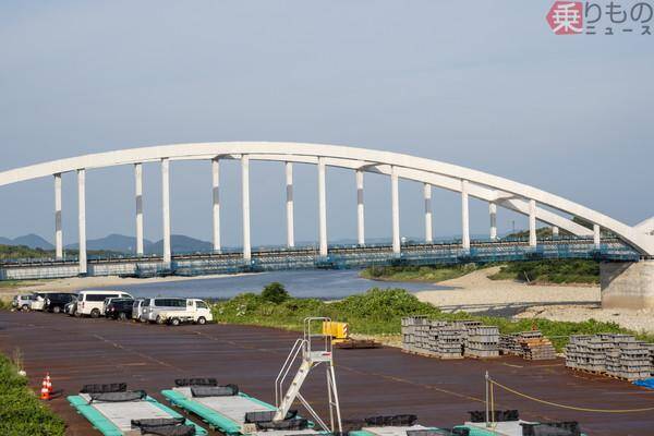 通行止めから約5年、迂回4kmがゼロに！ 豪雨で傾いた橋“まさかの新形式”で復活へ　地元住民待望の交通路
