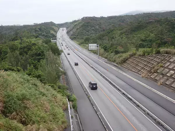 海沿いリゾート国道を“まるまるショートカット”するバイパス「4車線化」今年度完成！ 現道を変えた約12km、さらにスイスイに！ 沖縄