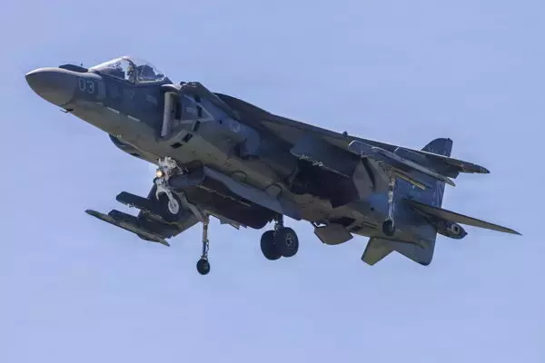 “空中停止できる戦闘機”という特異な性能で映画でも有名になった「ハリアーII」40年の歴史に幕！