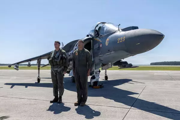 「“空中停止できる戦闘機”という特異な性能で映画でも有名になった「ハリアーII」40年の歴史に幕！」の画像
