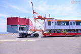「ピラミッド至近を“日の丸電車”が走る！「4000億円のビッグプロジェクト」鉄道車両の船積みに密着してきた」の画像1