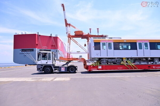 ピラミッド至近を“日の丸電車”が走る！「4000億円のビッグプロジェクト」鉄道車両の船積みに密着してきた
