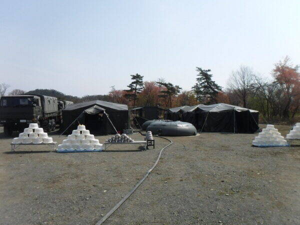 災害派遣でメチャ活躍！ 自衛隊の「どこでもお風呂セット」なぜ自治体の運営は無理？ 給排水の苦労と知られざる舞台裏