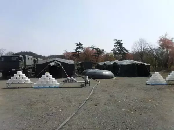 「災害派遣でメチャ活躍！ 自衛隊の「どこでもお風呂セット」なぜ自治体の運営は無理？ 給排水の苦労と知られざる舞台裏」の画像