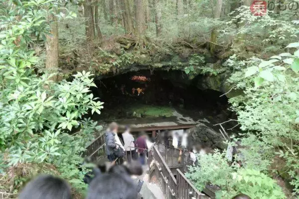 富士山なのに気温33度！→ここ来りゃ「3度」 涼しさ天国級のひんやりスポットを体感 ただ「見た目は地獄みたい」