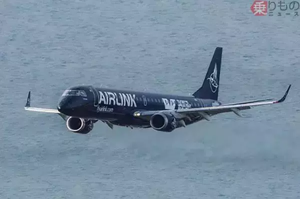 屋根までわずか“15m”！？ 旅客機がスタジアム上空を“超”低空飛行 衝撃の一部始終に「狂気の沙汰」世界が絶句