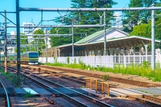 「宮廷ホーム」なぜ原宿に？ 表玄関より便利な“裏口” 必然だった「日本初の完全バリアフリー駅」の構造