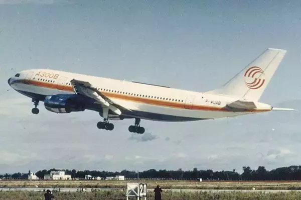 世界初スタイルで打倒アメリカ！ エアバス初の旅客機「A300」は成功作？ 誕生の裏に “団結”