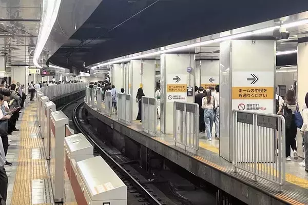 「完成時点で余裕なし!? 窮屈すぎる京王新宿駅は「無理やり改造」の結果だった 10両編成を押し込むまでの苦難とは」の画像