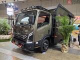 「「もはや移動するホテル…」いすゞが本気で作った「高級キャンピングカー」無骨なトラック×極上空間のコラボに衝撃！」の画像1