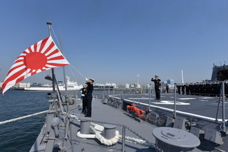 動いてはダメ!? 5分前から準備をはじめる海上自衛隊「自衛艦旗」掲揚のルール