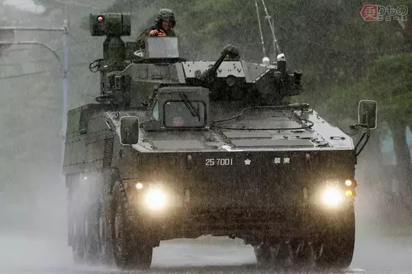 「新型!?」テスト中の自衛隊NEW戦闘車両を激写！ 車体後部には見慣れない装備も