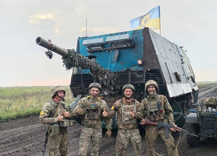 ロシアお得意の「亀戦車」でロシア軍陣地が粉砕される 皮肉な映像をウクライナが公開 ロシアの戦法を参考に“進化”