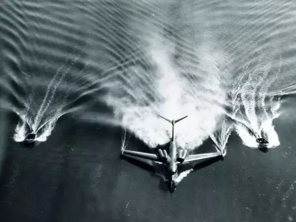 空軍へのライバル心で誕生！ 米海軍の「4発ジェット爆撃飛行艇」 “身内”に葬られた「異形機」の末路