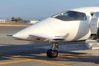 翼が3つにエンジン逆!? 「驚愕形状の爆速プロペラ民間機」日本初導入 そのヤバすぎる性能…どう使う？