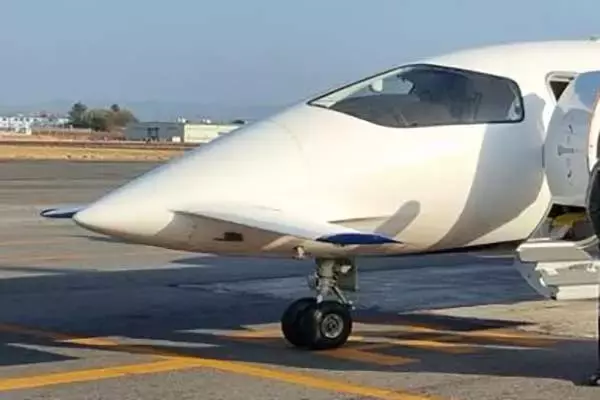 翼が3つにエンジン逆!? 「驚愕形状の爆速プロペラ民間機」日本初導入 そのヤバすぎる性能…どう使う？